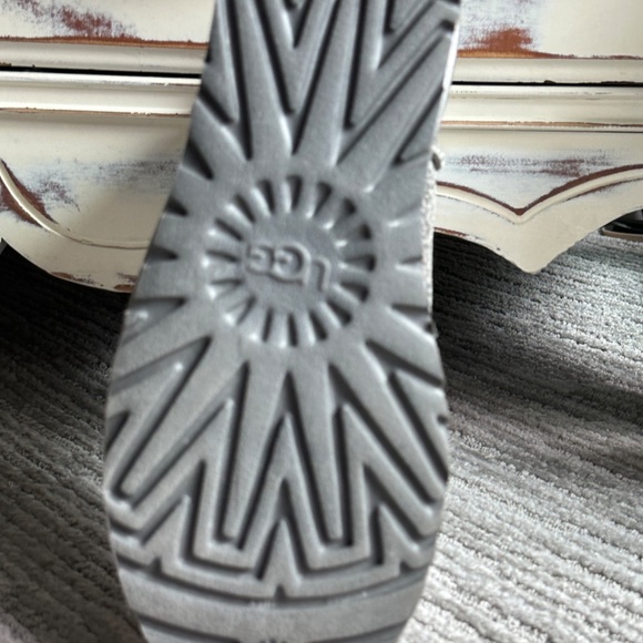Dark silver Uggs. Short style. Almost brand new. Size 6 ( run large) - Picture 7 of 8